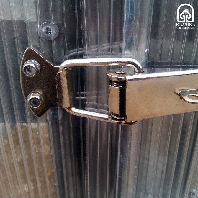 Lås till växthusdörr | https://img.plastikati.lv/img/9280/xl/556-greenhouse-lock.webp